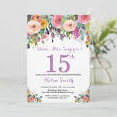 Floral Surprise 15e anniversaire Invitation violet (Debout devant)