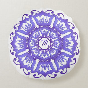 Floral violet mandala. Monogram. Rond Kussen
