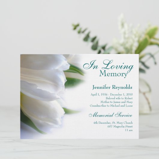 Floral White Memorial Funeral Faire-part (Debout devant)