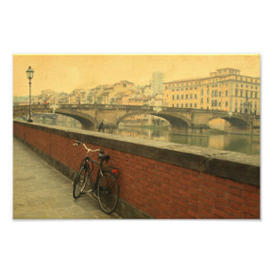 Florence Italië  Fietsen bij de rivier de Arno Foto Afdruk