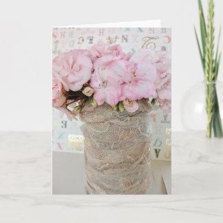 Flores geranio rosa en bote de cristal con encaje kaart