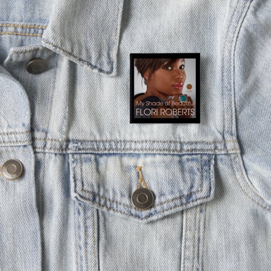 Flori Roberts Pin (Russet) Vierkante Button 5,1 Cm (In situ)