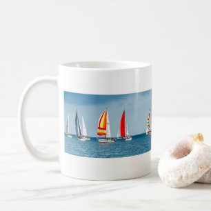Flotilla van Sail Boats op een Zee van Clam Koffiemok