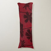 Flowerhead Silhouettes op Crimson Background Lichaamskussen (Voorkant Verticaal)