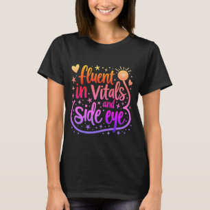 Fluent in Vitals en Side Eye Nurse T-shirt