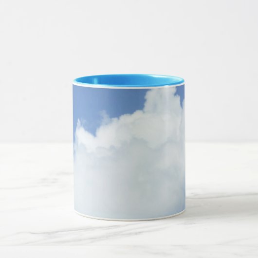 Fluffy Clouds in Bright Blue Sky Mok (Midden)