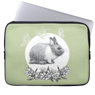 Fluffy hare met vlinders op groene achtergrond laptop sleeve