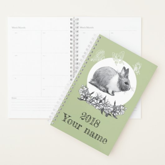 Fluffy hare met vlinders op groene achtergrond planner (Display)