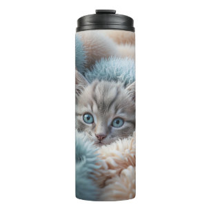 Fluffy katje in een zachte deken thermosbeker