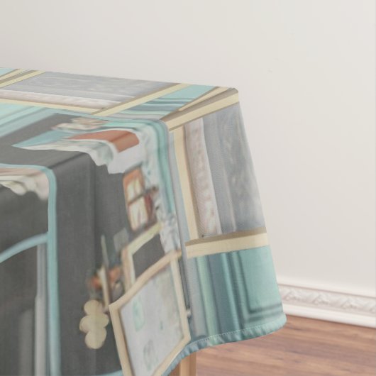 Fluffy kitten met blauwe boog bij banketbakkerij tafelkleed (Voorbeeld)