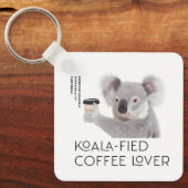 Fluffy Koala Pun Koffieliefhebbers Sleutelhanger (Voorkant)