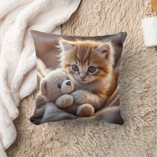 Fluffy rode katje speelt met een kleine teddybeer, kussen (Deken)