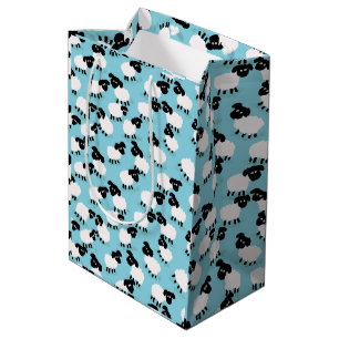 Fluffy schapen op babyblauw medium cadeauzakje