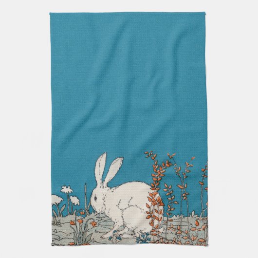 Fluffy White Bunny Zittend in Bloemen op Donkerbla Theedoek (Verticaal)