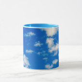 Fluffy White Clouds in een Blue Sky Mok (Midden)