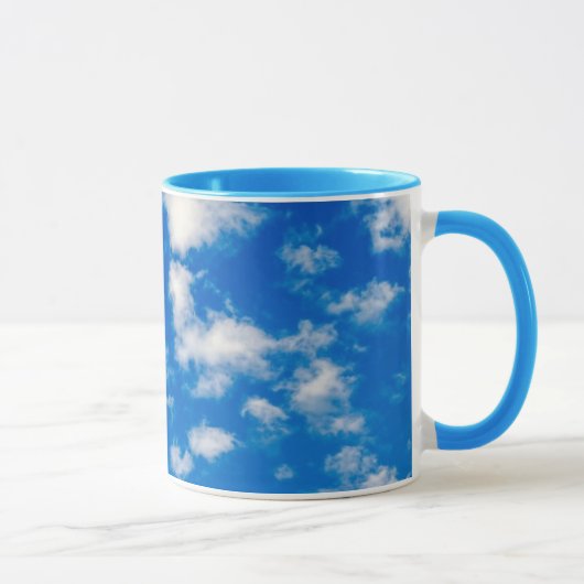 Fluffy White Clouds in een Blue Sky Mok (Rechts)