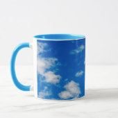 Fluffy White Clouds in een Blue Sky Mok (Links)