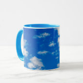 Fluffy White Clouds in een Blue Sky Mok (Voorkant links)