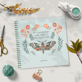 Fluitende Momenten: Een Jaar van Moth Magic Notitieboek