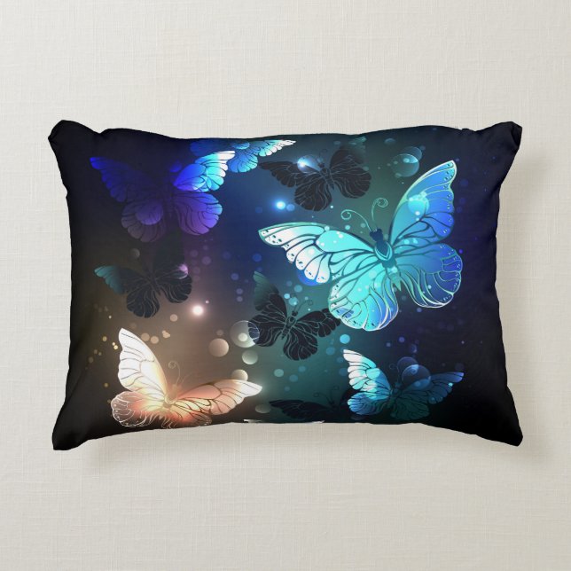 Fluttering Night Butterfly Accent Kussen (Voorkant)
