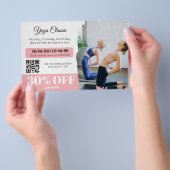 Flyer voor yogalessen voor instructeurs in studio (Hand)