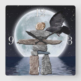Flying Crow, Inukshuk en Full Moon Fotokunst Vierkante Klok