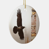 Flying Raven & Totem-Pole Fantasy Art Keramisch Ornament (Rechts)