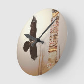 Flying Raven & Totem-Pole Fantasy Art Ronde Klok (Hoek)