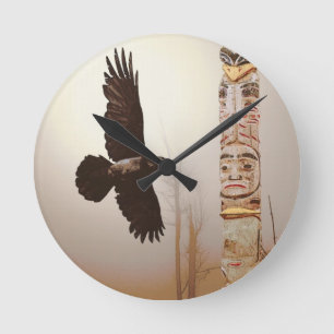 Flying Raven & Totem-Pole Fantasy Art Ronde Klok