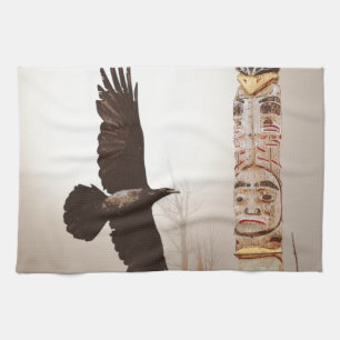 Flying Raven & Totem-Pole Fantasy Art Theedoek