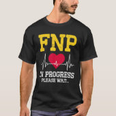 FNP Familieverpleegkundige Practitioner In Bezig V T-shirt (Voorkant)