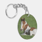 Foal Laying in Grass Sleutelhanger (Voorkant Links)