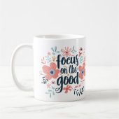 Focus op de goede roze bloemen koffiemok (Links)