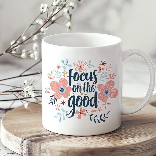 Focus op de goede roze bloemen koffiemok