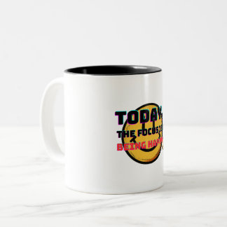 Focus op gelukkig zijn tweekleurige koffiemok