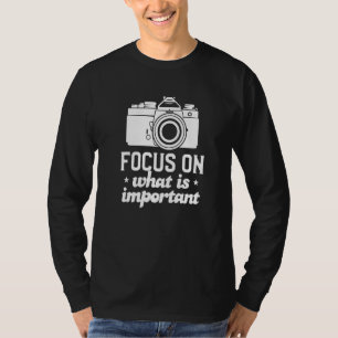 Focus op wat belangrijk is Fotografie voor een fot T-shirt