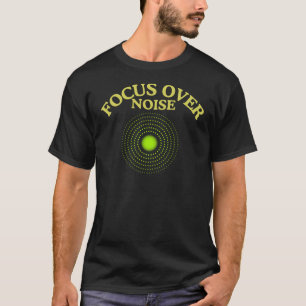 Focus Over Noise Quote met Minimaal Doel Design T-shirt