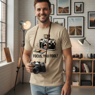 Focus, You Fool! – Grappig Camerontwerp T-shirt