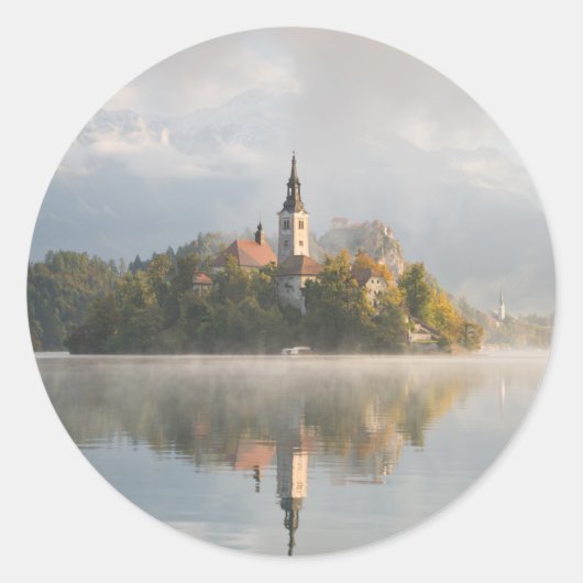 Foggy Bled Lake zonsopgang rond de sticker (Voorkant)