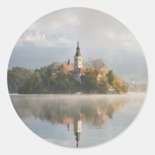 Foggy Bled Lake zonsopgang rond de sticker