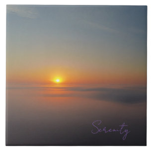 Foggy en serene zonsopgang tegeltje