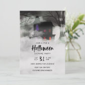 Foggy Mansion Halloween Fête Invitation (Debout devant)