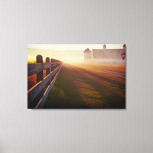 Foggy Morning Boerderij Omheining bij zonsopgang Canvas Afdruk
