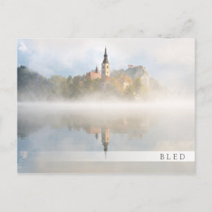 Foggy-zonsopgang bij Lake Bled Briefkaart