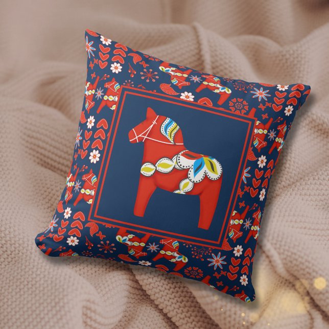 Folk Art Red Swedish Dala Horse and Pattern Kussen (Creator heeft geüpload)