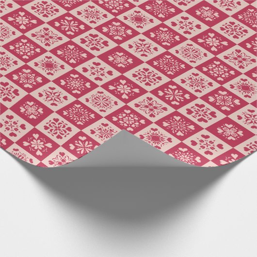 Folk Art Stenciled Heart Pattern Red en Roze Cadeaupapier (Hoek)