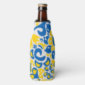 Folklore pattern with Oekrainian flag covu Flesjeskoeler (Fles Voorkant)