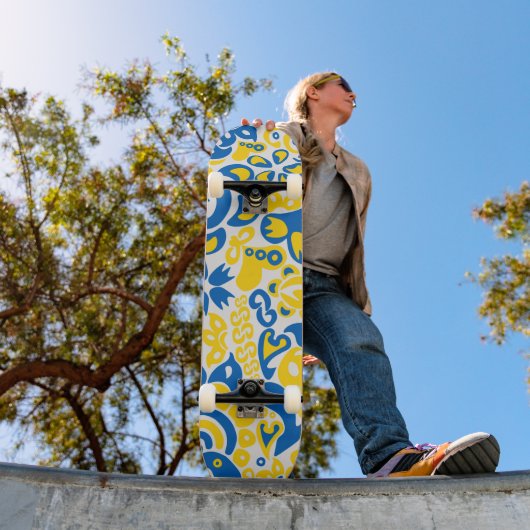 Folklore pattern with Oekrainian flag covu Skateboard (Buiten 1)
