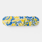 Folklore pattern with Oekrainian flag covu Skateboard (Horizontaal)