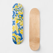 Folklore pattern with Oekrainian flag covu Skateboard (Voorkant)